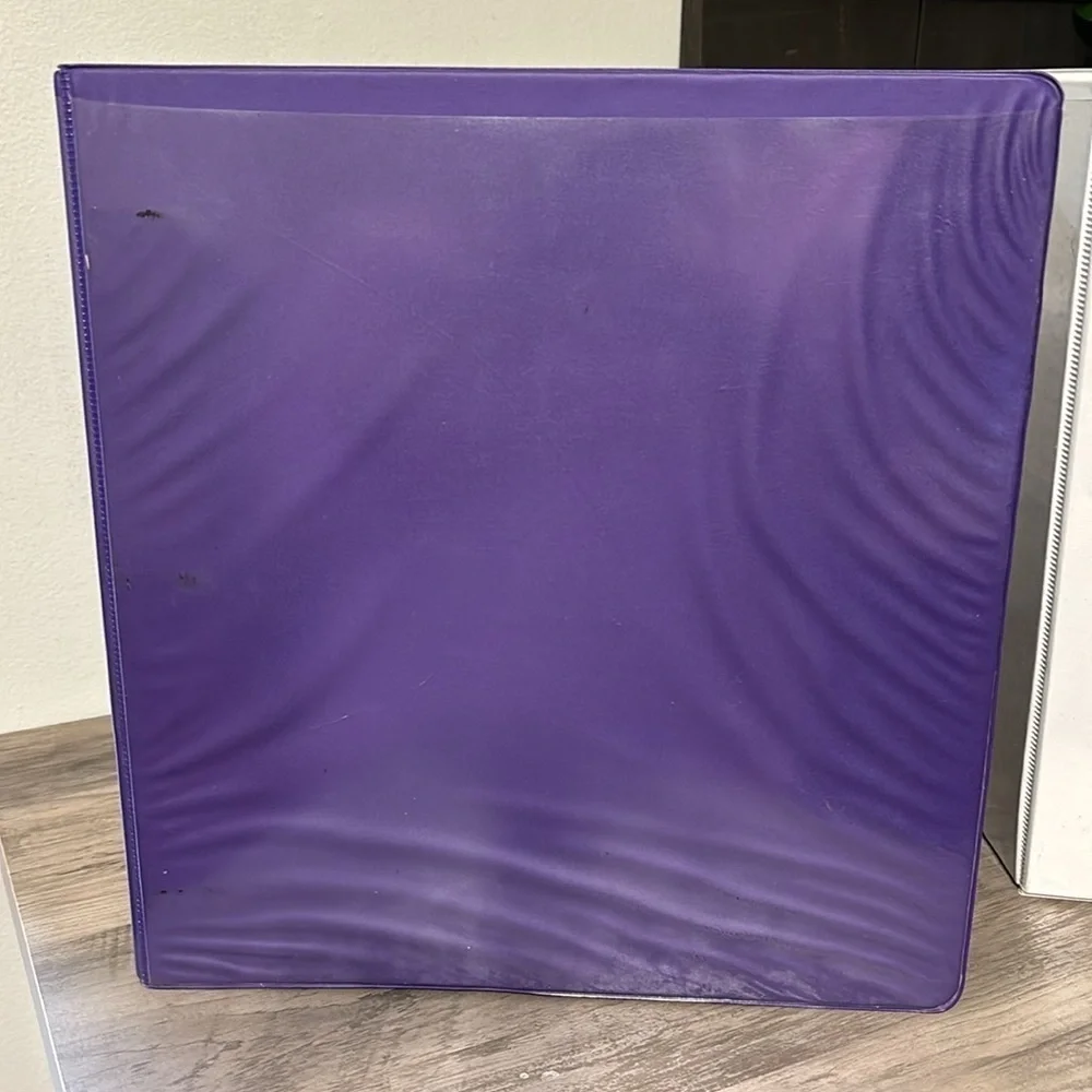PRE OWNED 6 VARIOUS SIZES OF BINDERS WITH 70 SHEET PROTECTORS